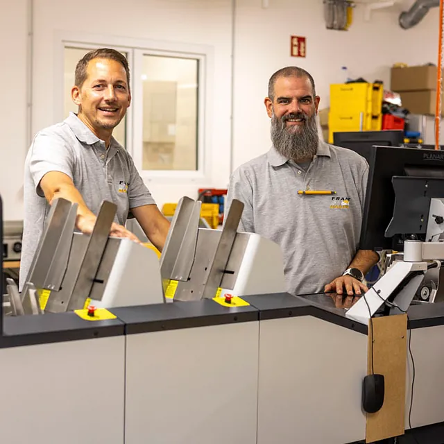 zwei Männer hinter einem Tresen