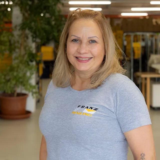 blonde Frau im grauen Shirt