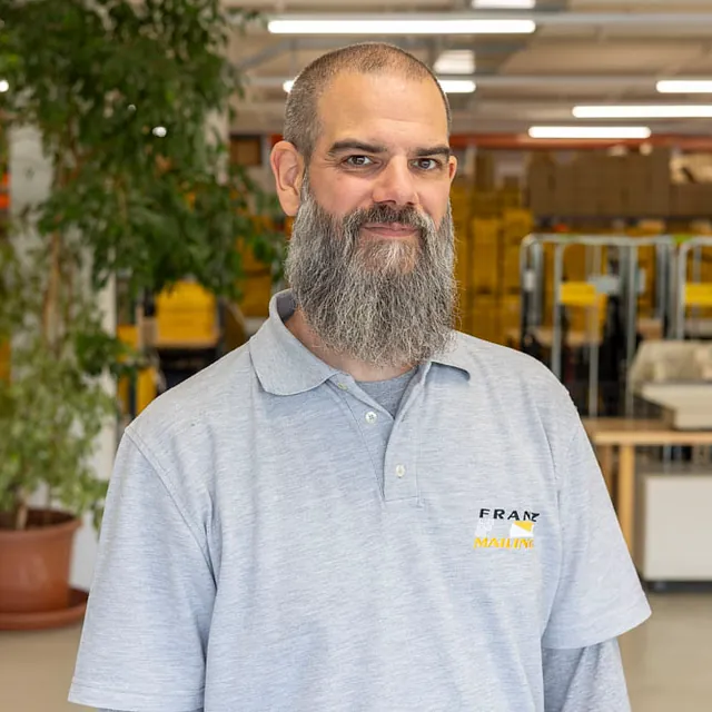 Mann mit langem grauen Bart